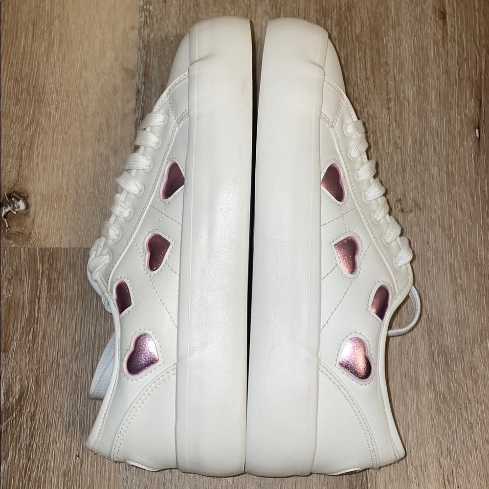 Sincerely Jules White Sneakers with metallic Pink Heart Details. Size 9.